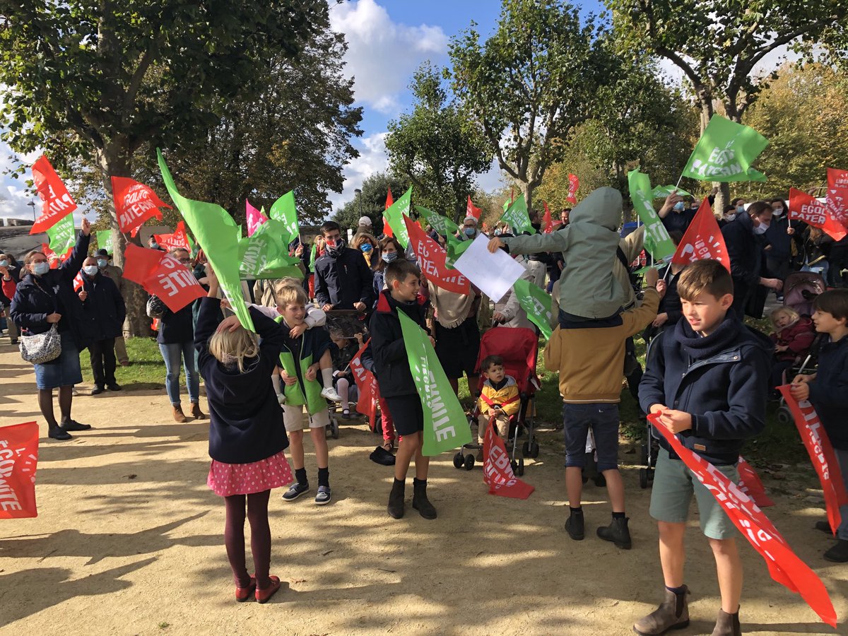 En bas du cours d’ajout, à Brest, environ 300 personnes manifestent contre le projet de loi bioéthique, la PMA ouverte à toutes les femmes, la GPA.