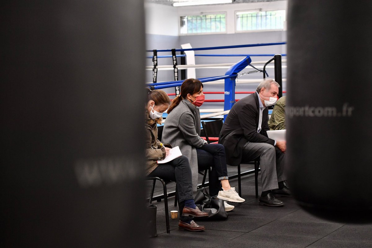 jlmoudenc's tweet photo. Le #Boxoum joue un rôle social important dans le quartier Papus, en proposant aux jeunes de pratiquer une activité loisirs, et à des athlètes de s'entraîner. En visite avec mes collègues élus, nous sommes venus échanger avec @SofianeOumiha et des habitants du quartier https://t.co/oNd6pnCqsy