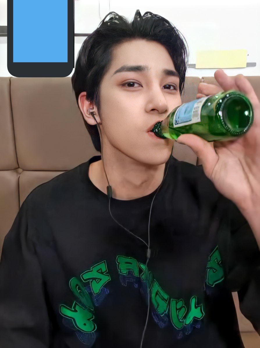 POCKETDOLZ's tweet photo. 담배문 거 같지만 누드빼빼로
클럽 같지만 롯데월드 
군대 내무반 같지만 16살 미자때임
그리고...
깡소주같지만 탄산수 https://t.co/r9il6DnQ6j