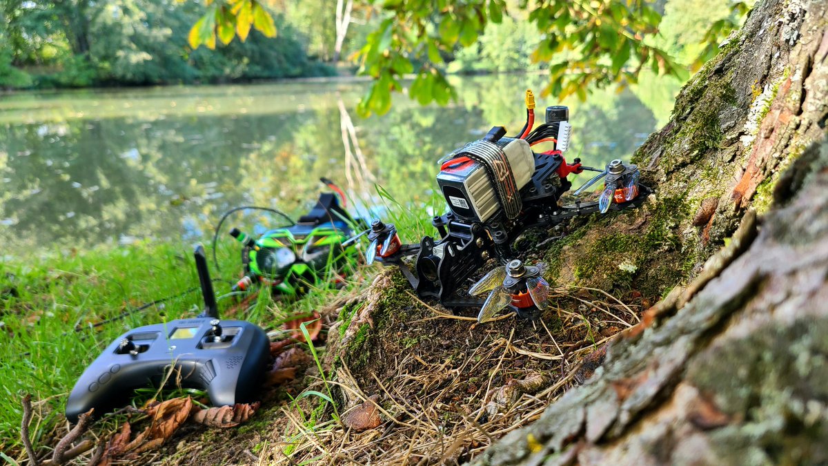 wearefpv's tweet photo. On teste enfin les @Foxeer_Dalprop Foldable sur un spot sympa avec une météo idéale 👌
#drone #fpv #freestylefpv #dji #djifpv #tbs #tango2 #emuflight #propskiller #wearefpv #foxeer #dalprop https://t.co/C6SQGA4F8D