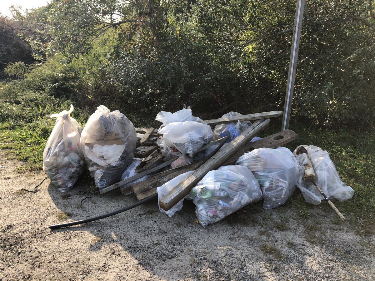 GibsonLibby's tweet photo. People: the landfill is on Madaket Rd NOT behind Newtown Cemetery! #ACK keepitclean @townofnantucket https://t.co/mTzPToLxO1
