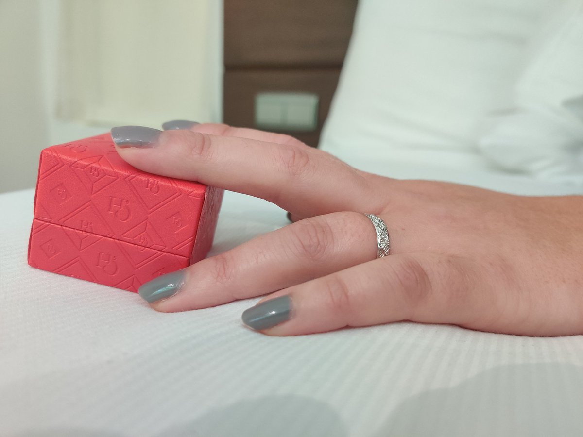 Je tweet rarement quelque chose de si personnel, mais là c'est unique ☺️

Elle a dit oui !