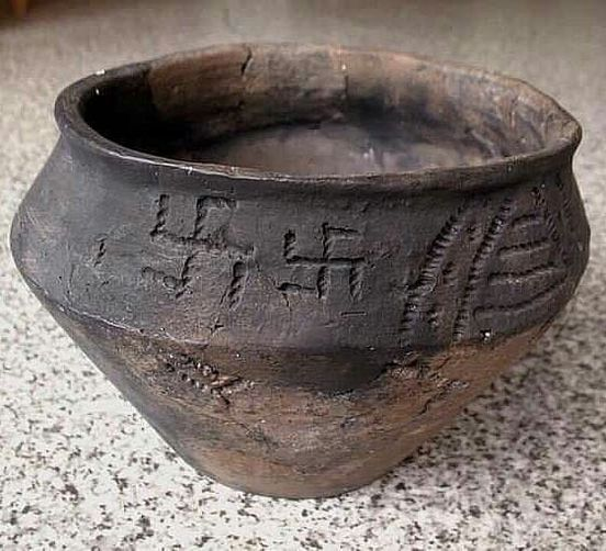 Горщик ІІ тис. до н.е. із курганних розкопок Херсонщини.
(зігуючий смайлик)