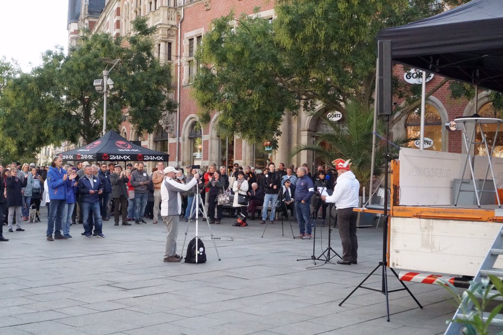 NoahBerendt's tweet photo. Während im Erfurter Norden ein paar #Neonazis marschieren, halten ca. 100 Corona-Leugner*innen unter der Musik von Naidoo ihre Querdenken-Veranstaltung in der Innenstadt ab. Motto: scheinbar Karneval. #ef1010 https://t.co/YWXZxSRSZe