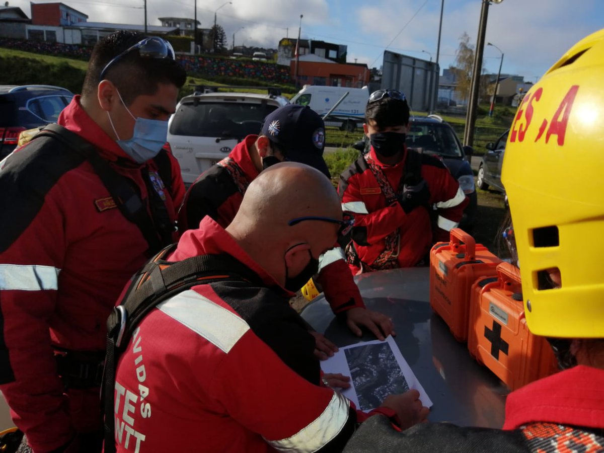 BSPUERTOMONTT's tweet photo. Hoy nuestros voluntarios de Bspmo en conjunto con PDI, GOPE, CSA y Bomberos, trabajan por solicitud de fiscalía y bajo dirección de la Policía de Investigaciones, en la búsqueda de Claudia Agüero en el  sector de las quebradas y laderas de cerro que se encuentran en Pichi Pelluco https://t.co/OpyVfQrnQg