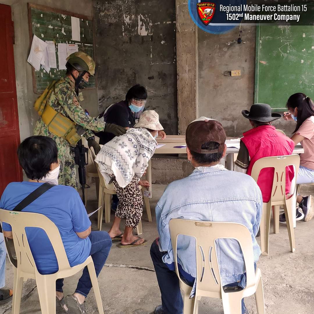PNPRmfb1502ndMC's tweet photo. 1502nd Maneuver "Jaguars" Company coordinated with DSWD-Mt. Province SWAD Office to provide security during the distribution of social stipend in the Municipality of Tadian. 

@rwinp88
@PNPCordillera 
@RMFB15cares https://t.co/j3fnEIsCGV