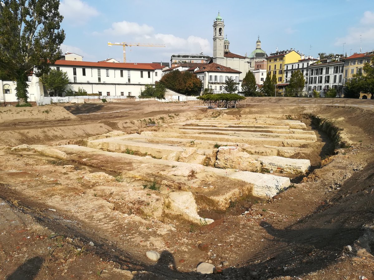 milanoarte's tweet photo. Alla (ri) scoperta degli scavi dell'anfiteatro romano di #Milano in occasione delle giornate del patrimonio. In un futuro sarà un bellissimo parco aperto a tutti. Per info e visite: tour@milanoarte.net #MiBACT #archeologia #architettura https://t.co/pnupINUbtU