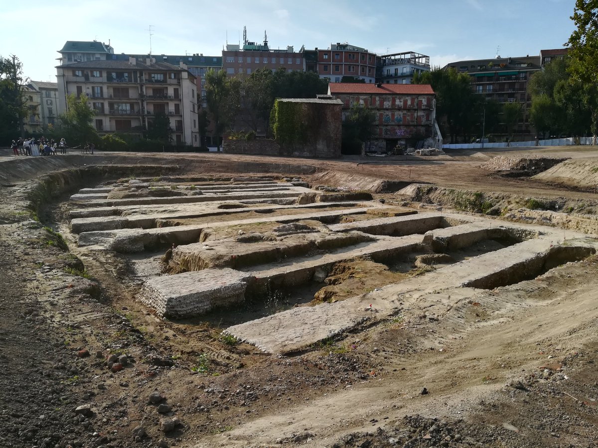 milanoarte's tweet photo. Alla (ri) scoperta degli scavi dell'anfiteatro romano di #Milano in occasione delle giornate del patrimonio. In un futuro sarà un bellissimo parco aperto a tutti. Per info e visite: tour@milanoarte.net #MiBACT #archeologia #architettura https://t.co/pnupINUbtU