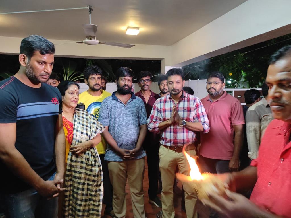 9by10Official's tweet photo. Hero @VishalKOfficial's #Chakra shooting wraps up today
@AnandanMS15 @thisisysr @ShraddhaSrinath @ReginaCassandra @VffVishal
#ChakraOST #ChakraTrailer #Vishal #9by10 https://t.co/3ck384UE2I