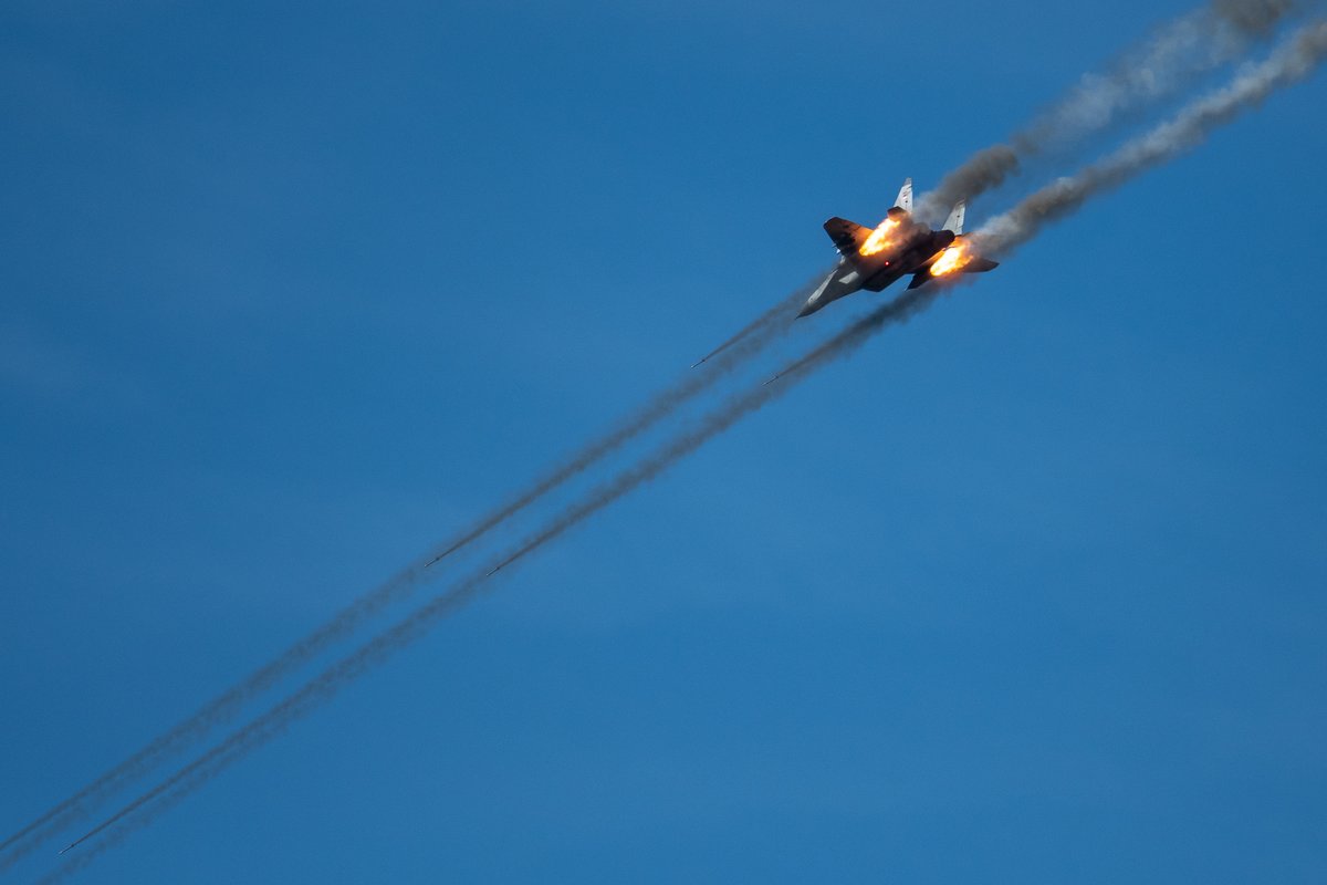 mo_i_vs's tweet image. Председник и врховни командант Вучић: Војска је спремна, способна и обучена да сачува нашу земљу, поносан сам на наше војнике: mod.gov.rs/cir/16601/pred… #vežba #sadejstvo2020 #pešter