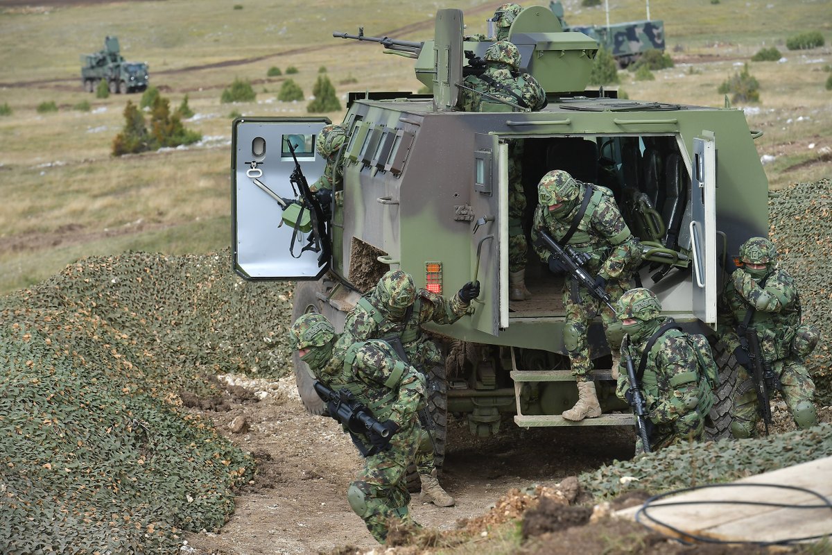 mo_i_vs's tweet image. Председник и врховни командант Вучић: Војска је спремна, способна и обучена да сачува нашу земљу, поносан сам на наше војнике: mod.gov.rs/cir/16601/pred… #vežba #sadejstvo2020 #pešter