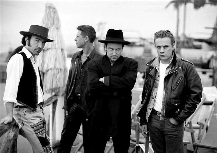 U2Valencia's tweet photo. 32 años de #RattleandHum fue el final de una época dorada para #U2 con rumores de separación y que sirvió para volver a empezar de nuevo con un cambio drástico en su música e imagen con la llegada después de #AchtungBaby

Fuiste al cine en 1988 para ver la película? https://t.co/mROrA4VAS4