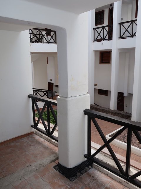 LA EMPRESA TENEGUIA CONSULTORES EJECUTANDO EL SISTEMA FRC CON GEOLITE MAGMA XENON Y STEEL FIBER EN REFUERZO PARCIAL DE FUSTE EN PILARES DAÑADOS POR CORROSIÓN MARINA. MÁXIMA RESISTENCIA Y MÍNIMO ESPESOR.