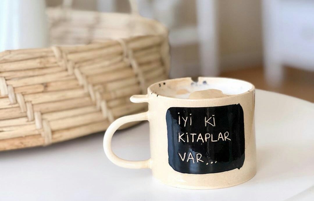 "Bence kitap okumak, aşık olmaktan veya seyahat etmekten aşağı kalan bir deneyim değildir." #JorgeLuisBorges

El yapımı seramik çay/kahve fincanlarımız ile kitap okuma vakitleriniz artık daha keyifli geçecek! ☕