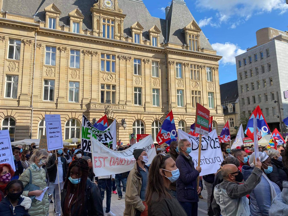 Diem25_Lux's tweet photo. La manifestation nationale pour le logement a été un succès: plus de 750 personnes se sont rassemblées pour demander des mesures concrètes qui endigueraient la flambée des prix immobilier et qui rendraient l’accés au logement plus juste à #Luxembourg

#logement #HousingForAll https://t.co/q77MYId0z3