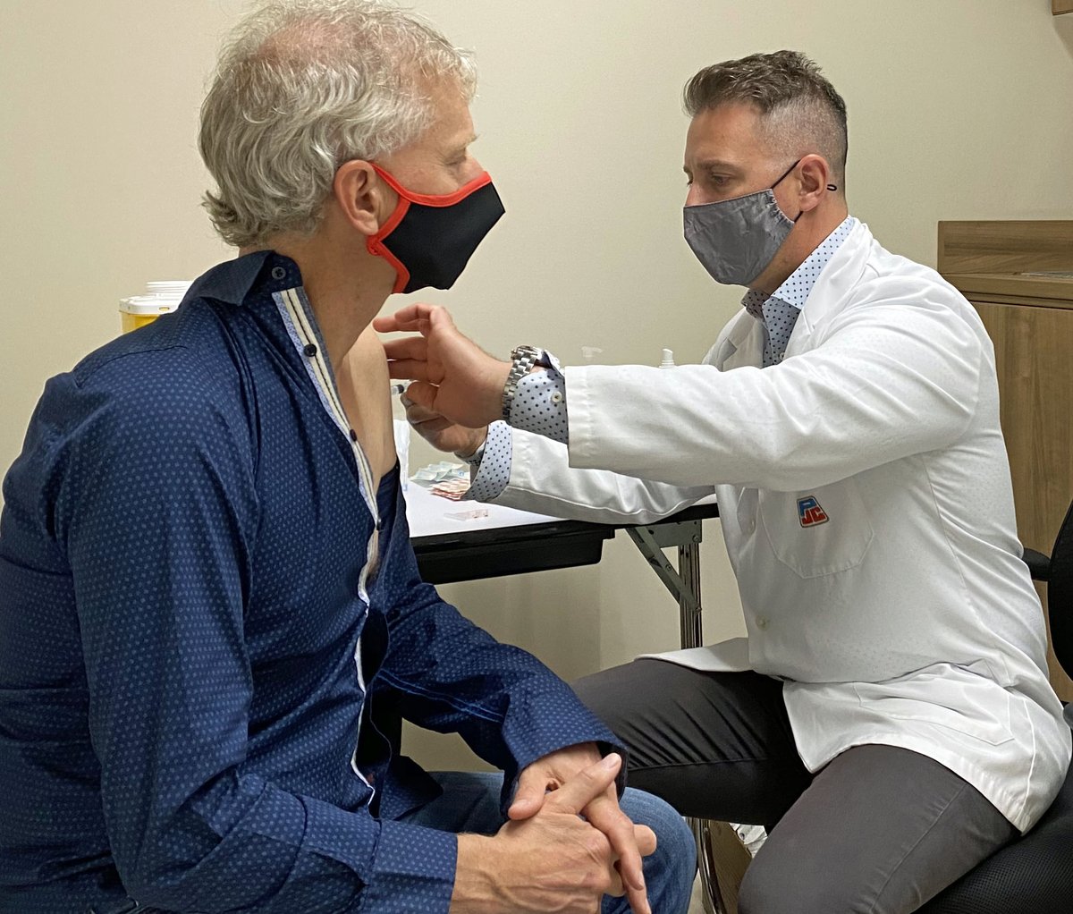 You are never too old for a lollipop after a flu shot! Interim Liberal leader @RogerMelanson got his flu shot from Moncton pharmacist <a href="/DennisAbud/">Dennis Abud</a>. Getting a flu shot will help lessen the strain on our healthcare system during the pandemic.#GetTheFluShot #LetsDoThisNB <a href="/CPhAAPhC/">CPhA/APhC</a>