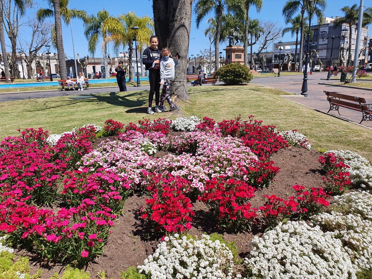 ladocarmo's tweet photo. #ViviLavalleja💐 Sábado espectacular en #Minas con @adriana59638608 @adra777 @Kr22Rodriguez @forna7876 y custodiados por la Jefa y el Sub Jefe de Policía.
@noelia_franco @ComunicaDestino #SentiteLibre https://t.co/eSSxyWS5Nx