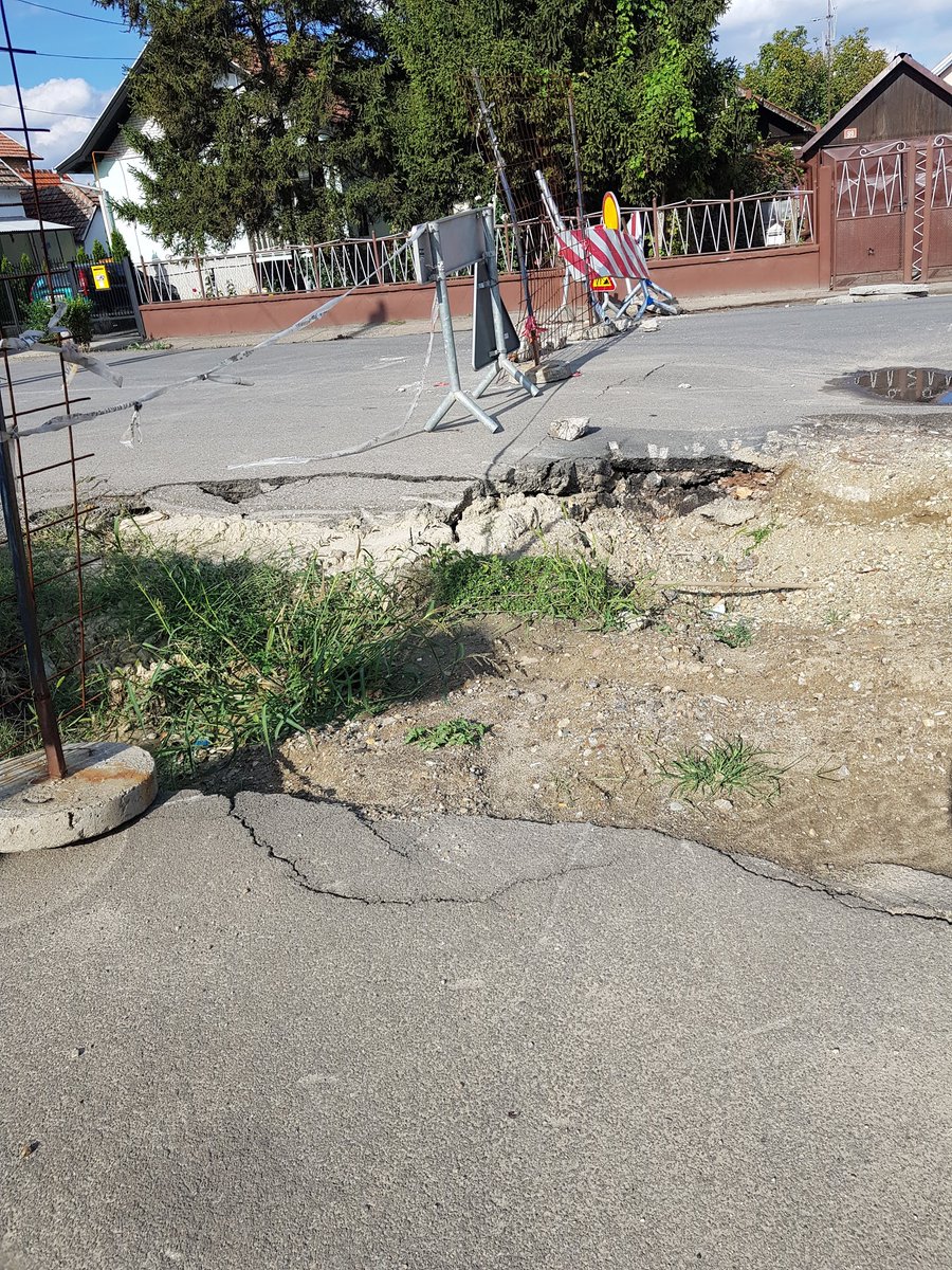Orozovic's tweet photo. Poštovani gradonačelniče 
@simo_salapura, čiji će mandat duže da traje, Vaš ili ove rupe i blokade puta ka Mužlji? Morate da znate da je rupa nekih 20ak dana u prednosti. 34. dan
#simosalapura #zrenjanin #rupa #muzlja #gradzrenjanin  #gradonačelnikzrenjaninasimosalapura https://t.co/A1NAiFhMHh