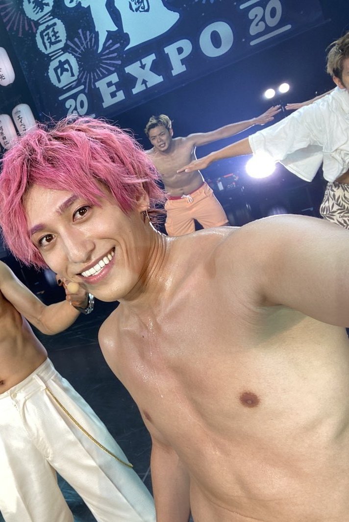 an・anの関係者の方へ 彼は無意識だと思いますが、最近、上半身裸のお