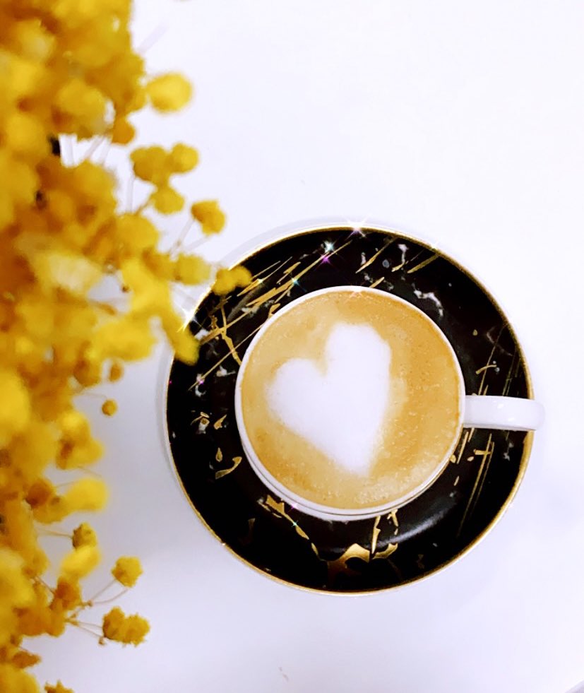 في الطرَف الرقيق،
من الحياة انا وقُهوتي . .