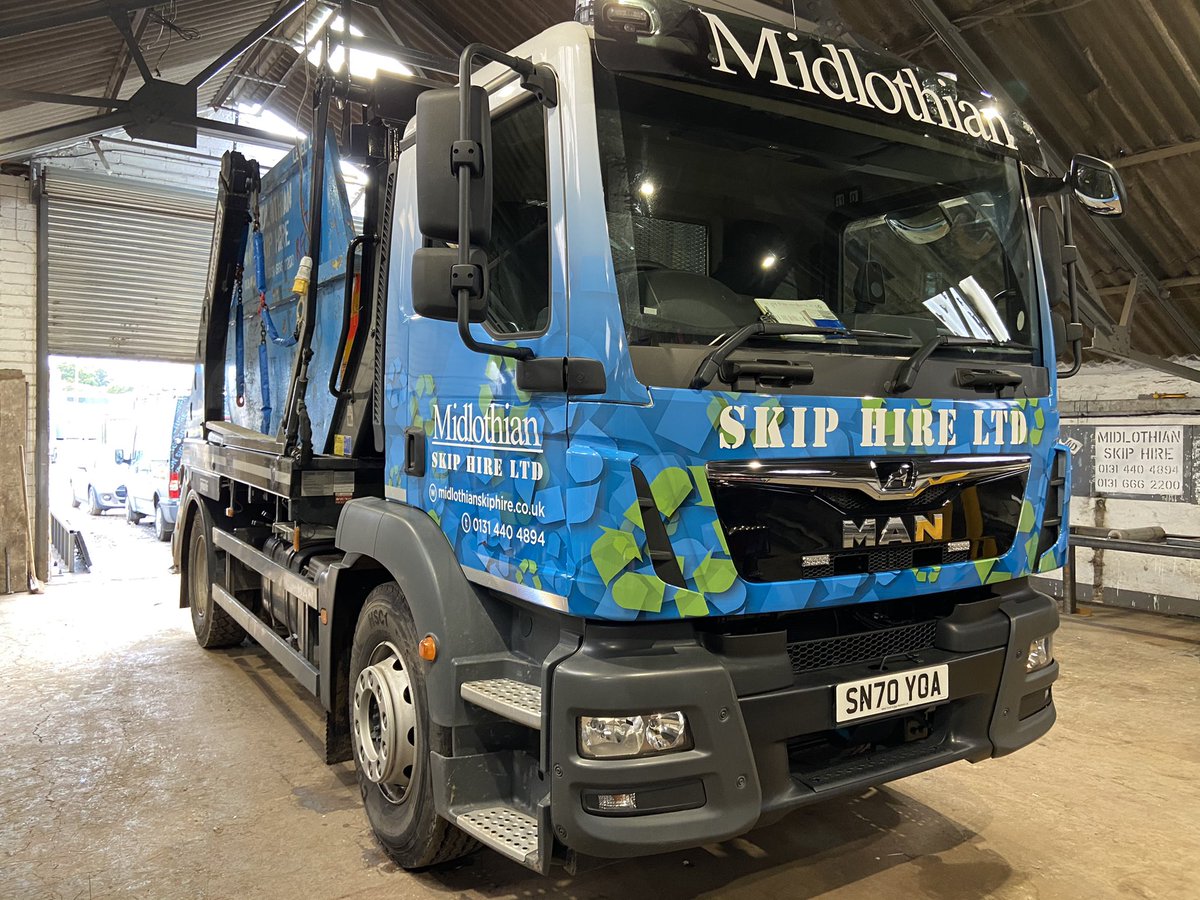 ApexSigns's tweet image. Busy Saturday morning wrapping trucks for Midlothian Skip Hire.
