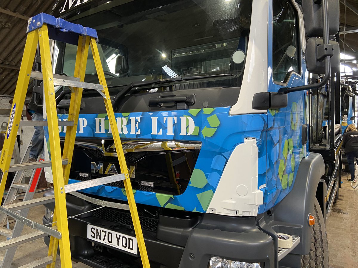 ApexSigns's tweet image. Busy Saturday morning wrapping trucks for Midlothian Skip Hire.