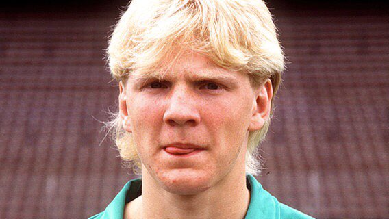 Né à Hambourg en 1968, Stefan Effenberg est la parfaite encapsulation de l'enfant terrible. Doté d'une portée de passe, d'une endurance et d'une vision si phénoménales qu'il était un partant incontesté pour son premier club, le Borussia Mönchengladbach.