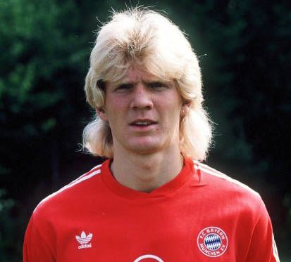 Effenberg c’est de trois saisons en tant que partant incontesté à Gladbach, avec le recul c’était prévisible. À l'été 1990, une prémonition se réalisa, avec «Effe» qui suivit Heynckes au Bayern pour un montant d'environ 1,4 million de livres sterling.