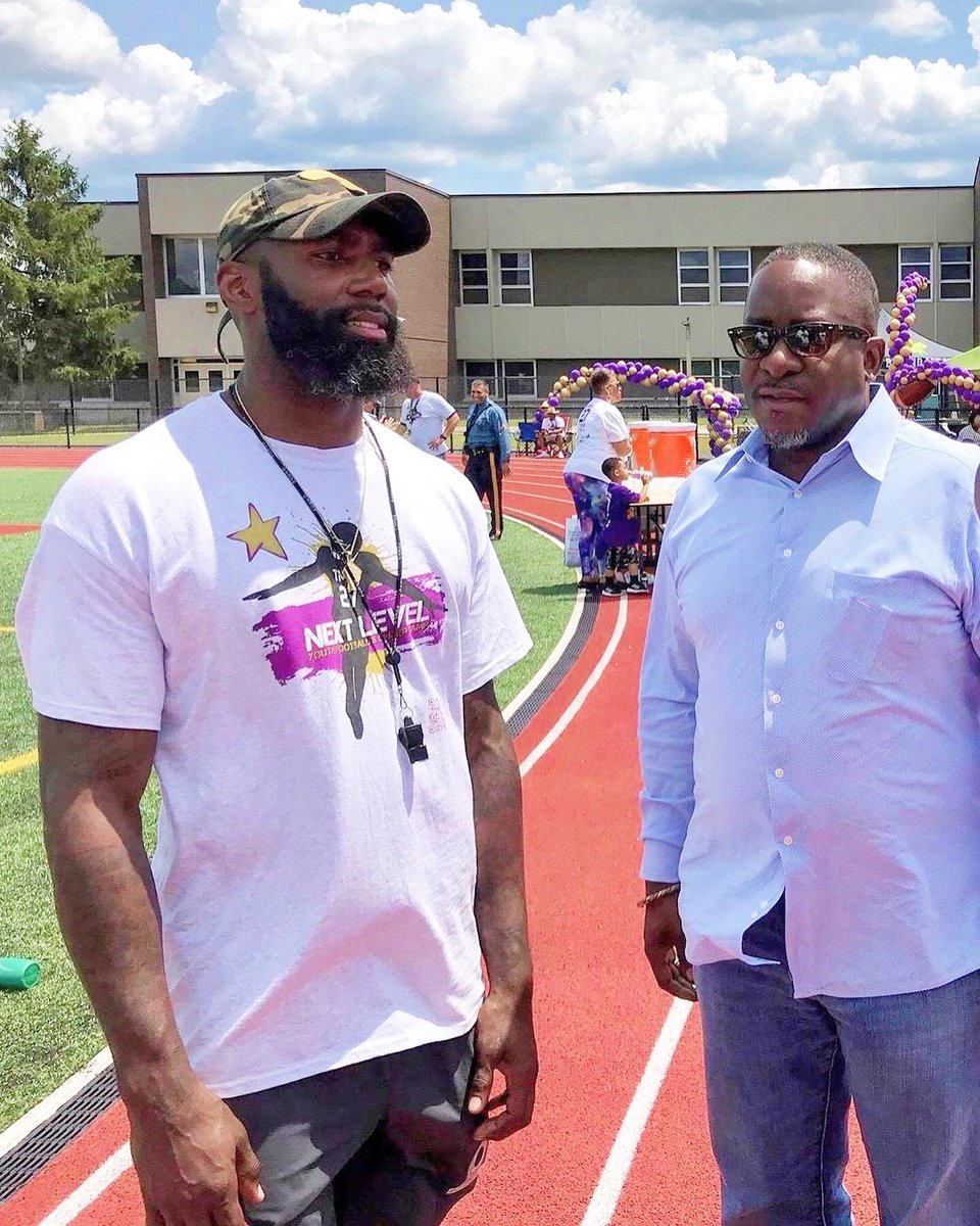 TheMJFoundation's tweet photo. Today is #WorldMentalHealthDay We thank our partner @williammbarbee for sharing his journey & providing valuable resources & insight during our #NxtLvlYouth Football Camp parent workshops. He spoke on the importance of having conversations & being a great support system #TJMF https://t.co/PxvrMrQL9f