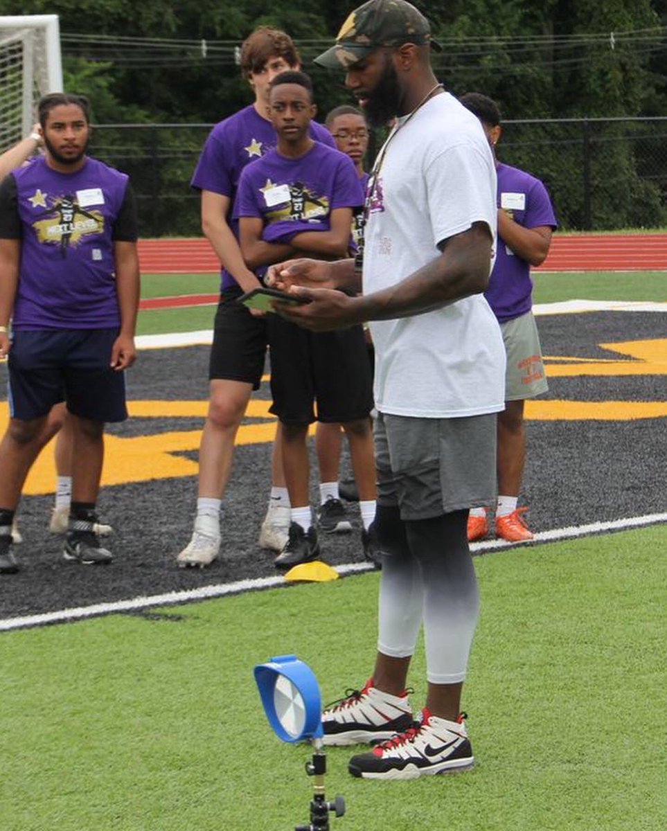 TheMJFoundation's tweet photo. Today is #WorldMentalHealthDay We thank our partner @williammbarbee for sharing his journey & providing valuable resources & insight during our #NxtLvlYouth Football Camp parent workshops. He spoke on the importance of having conversations & being a great support system #TJMF https://t.co/PxvrMrQL9f