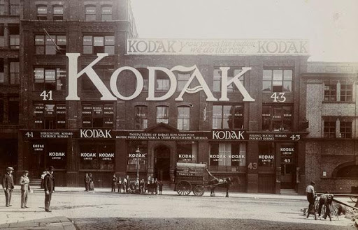 Trabajaba en la empresa del sector fotográfico Eastman Kodak Company que, como todas las grandes empresas norteamericanas, durante la II Guerra Mundial se había puesto a fabricar suministros bélicos