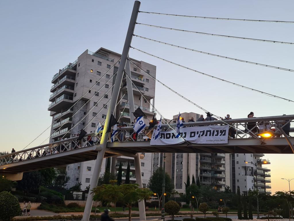 גשר נחלת יהודה עמוס אנשים