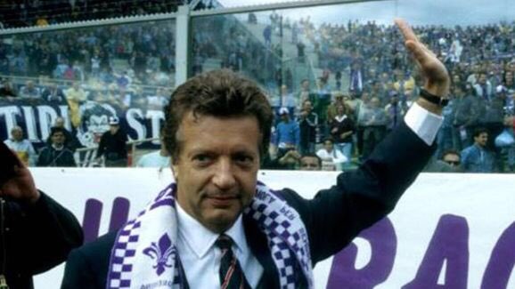 Si la Fiorentina commence la saison correctement sur le terrain, le ton change à partir de la mort du propriétaire Mario Cecchi Gori, en novembre. Son fils, Vittorio Cecchi Gori, le remplace et veut faire les choses à sa manière au plus vite.