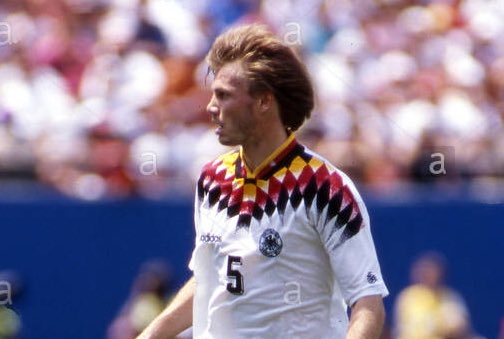Tout va soudainement mieux. Mais Effe ne sait pas se tenir. Nous sommes le 27 juin 1994 dans un Dallas étouffant. L'Allemagne affronte la Corée du Sud À 15 minutes de la fin, les Allemands cherchent Berti Vogts décidant de faire venir Thomas Helmer.