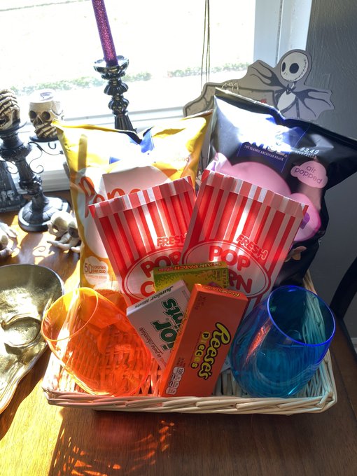 You guys LOOK at what my roommate did last night for the guy she&rsquo;s dating. https://t.co/osUk4CSho2<a href="/tag/filthyfridayz"class="tags"><span>#filthyfridayz</span></a>