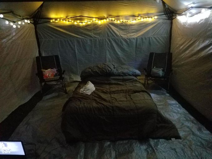 You guys LOOK at what my roommate did last night for the guy she&rsquo;s dating. https://t.co/osUk4CSho2<a href="/tag/filthyfridayz"class="tags"><span>#filthyfridayz</span></a>