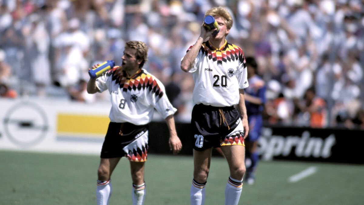 La haine entre Vogts et Effenberg s’empire, le titre ratera ensuite la campagne victorieuse à l’Euro 96 en Angleterre.