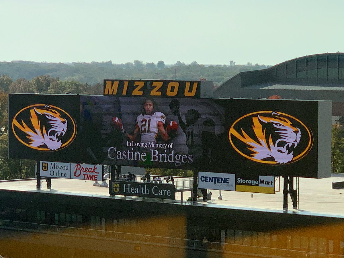  @MizzouFootball just held a moment of silence for former Mizzou player Castine Bridges who passed away this past week. He played for the Tigers during the 2007 and 2008 seasons. – bei  Faurot Field at Memorial Stadium