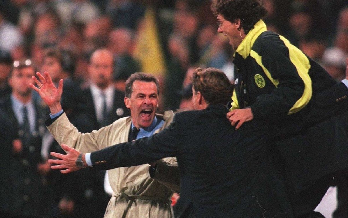 Dans un autre cas de déjà-vu, à l'été 1998, Effenberg a de nouveau troqué la Rhénanie du Nord-Westphalie pour la Bavière. Le nouveau patron Ottmar Hitzfeld est arrivé simultanément, chargé de réediter ses exploits en Ligue des champions avec le Borussia Dortmund.