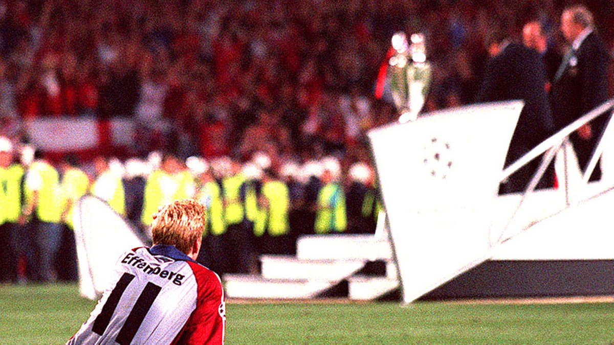 Penalty raté contre le Werder qui gagne en finale de Pokal, mais le plus dur évidemment c’est cette image qui est dessous. 1999, Camp Nou. No comment. Mais Effe Promets : « On reviendra pour la gagner »