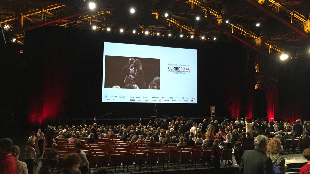 doc_cine's tweet photo. La soirée d’ouverture du @FestLumiere va bientôt débuter. Malgré les conditions particulières, les lyonnais et les cinéphiles sont présents ✌️ https://t.co/oJXoh4KL9P