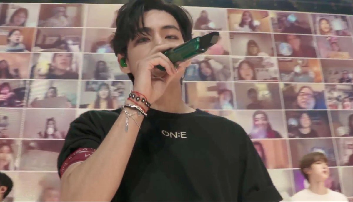 koofalling's tweet photo. taehyung is the boyfriend we will never have 

#BTSconcert 
#WeAreNotSevenWithYou 
#MAP_OF_THE_SOUL_ONE 
#MapOfTheSoulOne 
@BTS_twt #BTSxBBMAs #BTSARMY https://t.co/Q06HbUQVtn