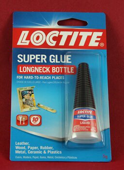 Super Glue fue adquirida primero por Loctite y posteriormente por la alemana Henkel* que hoy en día lo sigue comercializando en multitud de países.Desde hace poco Permabond (de Unilever) comercializa un pegamento como el original #910* hay un entramado de empresas complejo