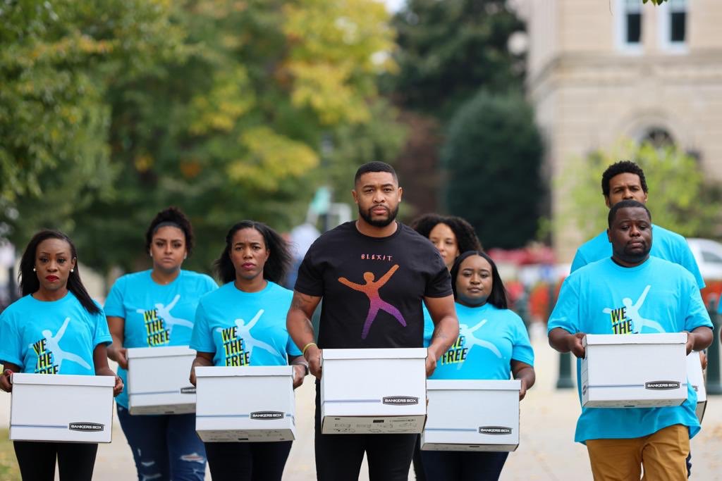 RealCandaceO's tweet photo. Black and Latinos Americans do not support the Marxist, anti-police rhetoric that has become fashionable in the media. 

Today, thousands of us have descended upon Washington D.C to #BackTheBlue. 

Minorities do not belong to the Left. 

#BLEXIT @BLEXIT https://t.co/vBVZANr7jQ