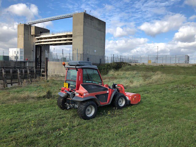 DeTom48's tweet photo. #NorthfleetFieldTeam Carry out routine grass cutting on the #TidalFloodDefence at the #DartfordCreekBarrier, probably the last cut for this year, #WinterReady ⁦@EnvAgencySE⁩ https://t.co/HmjY4bPa78