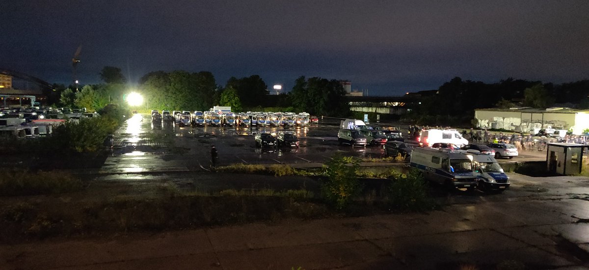 Die Polizei hat ein großes Lager auf der Autobahnbrache in #Neukoelln aufgeschlagen, gegenüber im Hotel Estrel sind die 👮 untergebracht. Viel los im Moment, großes kommen & gehen
#Liebig34bleibt #Liebig34verteidigen #liebig34