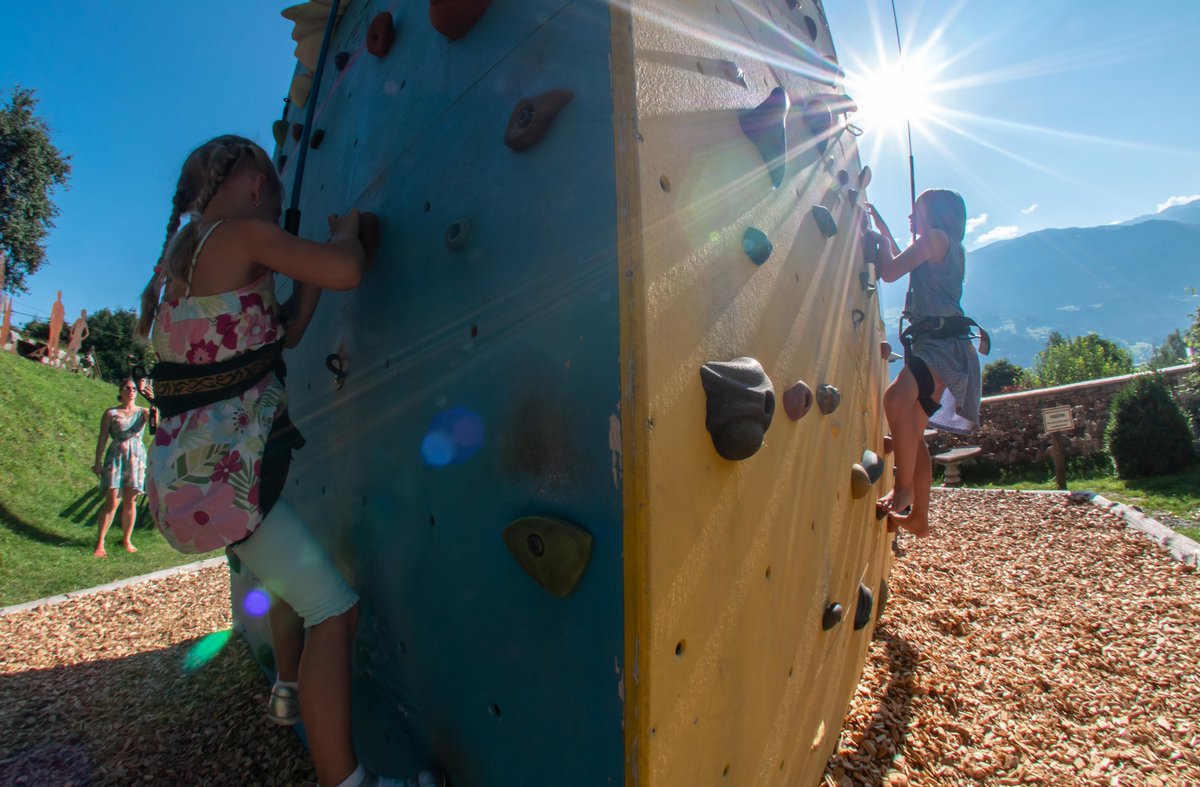 Ab auf unseren 8 Meter Kletterturm 🥰 Wer klettert am Höchsten ❓

#familienleben #familienurlaub #winterurlaub #sommerurlaub @VisitTirol <a href="/visit_austria/">Austria</a> @bestofzillertal