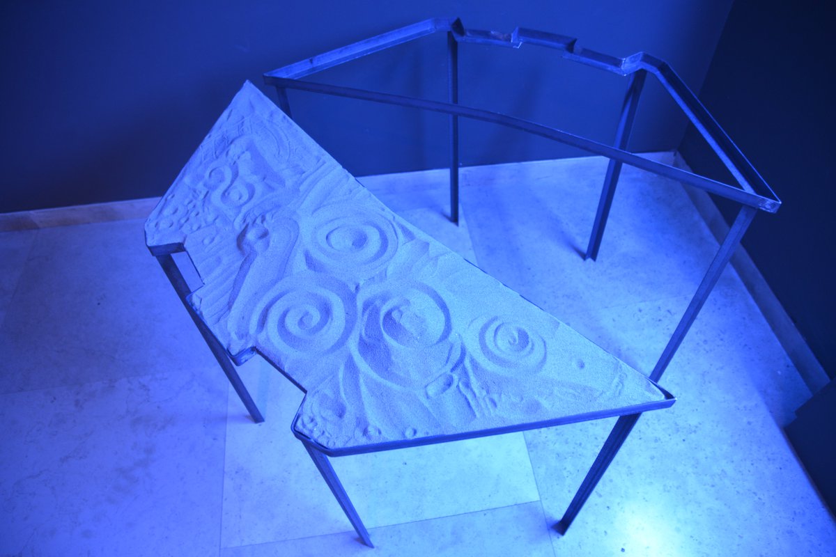 El azul turquesa baña este rincón de la exposición de #IlluminationsClaritateSiderum, iluminando y transformando la arena de "Mi mesa del desierto". 

Luz azul turquesa para visibilizar el #DíaMundialdelaDislexia en el #MuseodeAltamira #UnidosPorLaDislexia 
@FEDISOrg 
<a href="/asdicanorg/">Asociación de Dislexia de Cantabria</a>