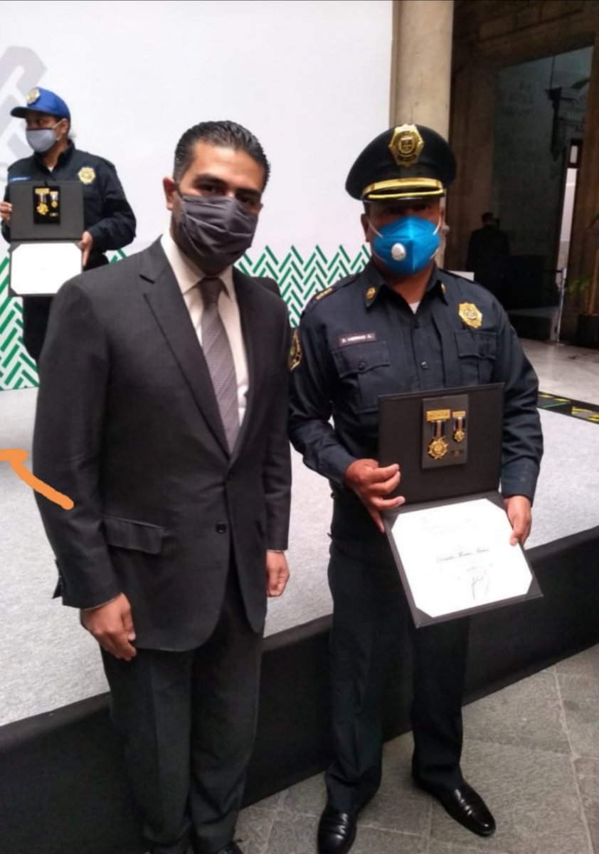 Oficial Domitilio Moreno quien hizo uso de su arma de cargo para detener a un ladrón en Polanco. Por parte del Secretario de Seguridad Ciudadanía Omar García Harfuch, recibió una medalla de honor por su buen desempeño muchas felicidades Operativo Polanco!!! #TodosSomosPolanco