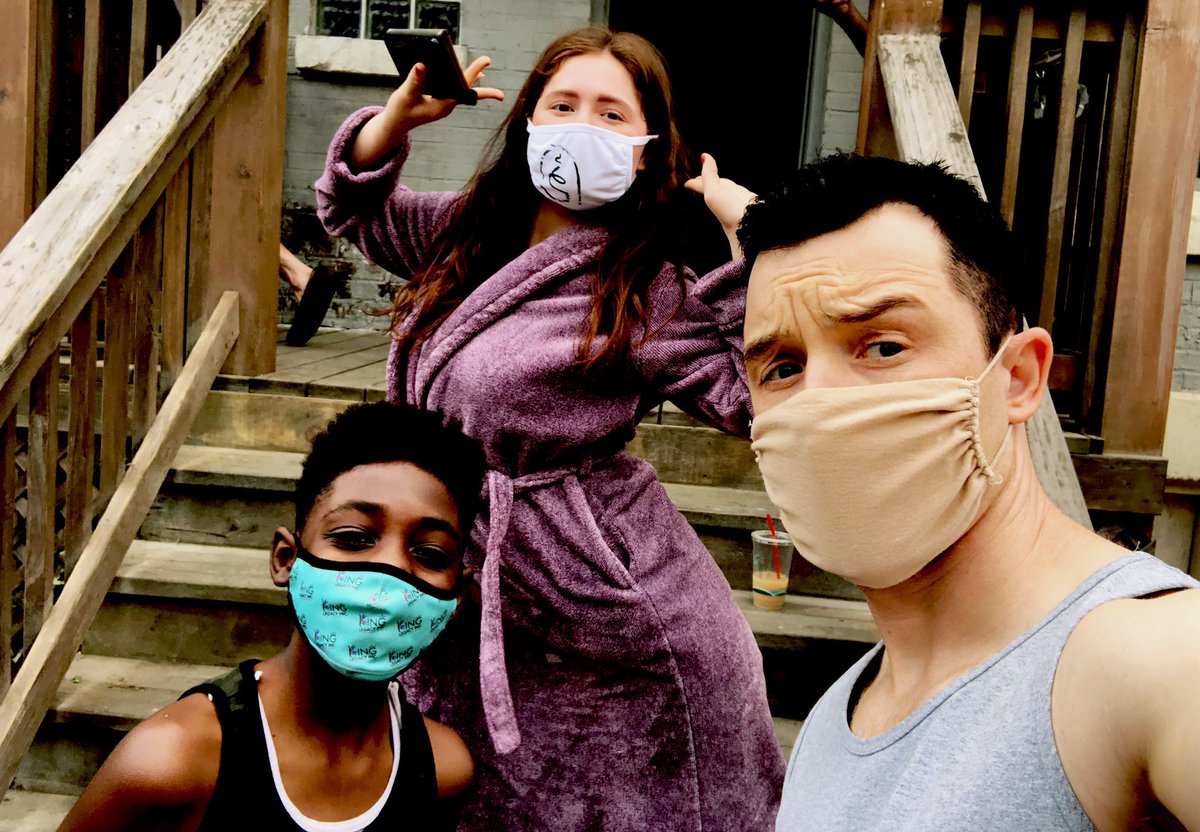 noel_fisher's tweet photo. #Gallaghers on the stoop. #Shameless #Milkovich @ChristianIsaia9 @EmmaRoseKenney https://t.co/www5lXIspm